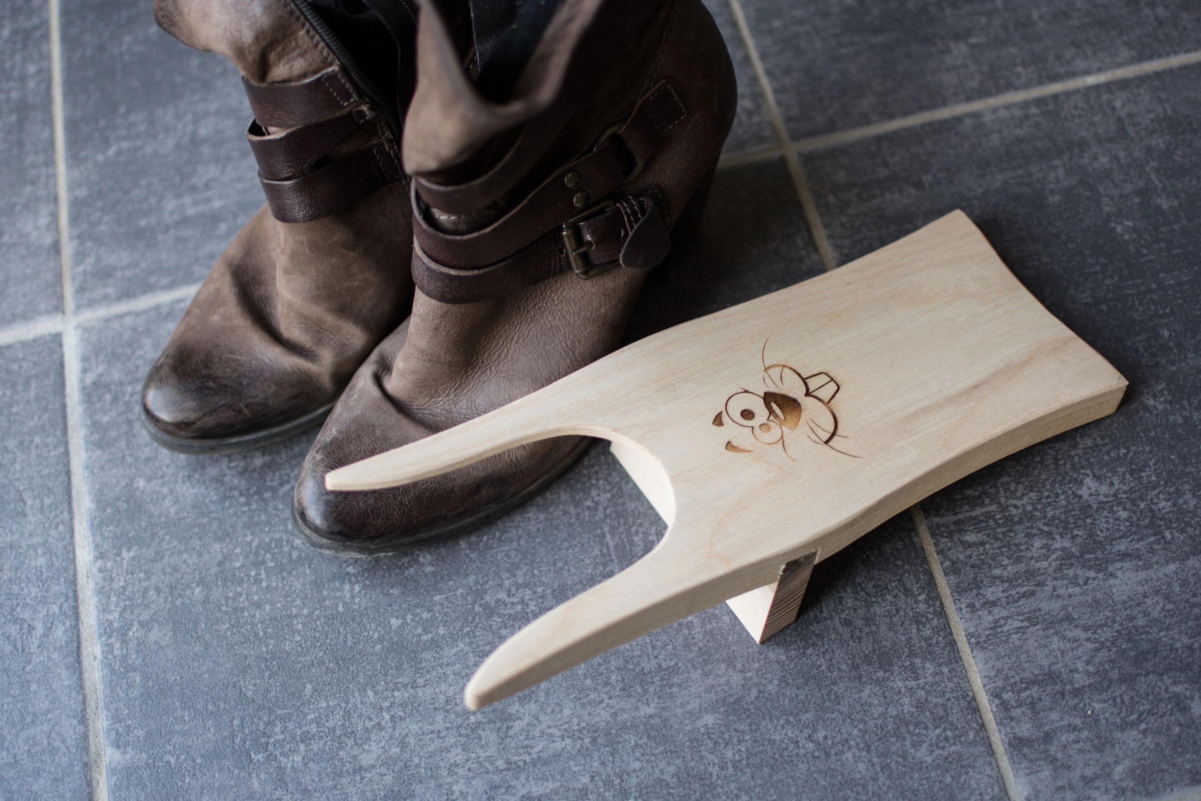 Tire-botte, aide chasseur ou chausse-pieds pratique en bois