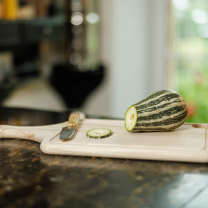 Planche à découper avec manche, grand modèle. Découpe de courgette.