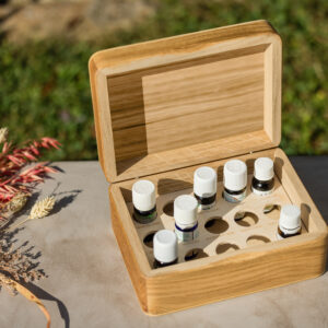 Coffret de rangement avec le nom des huiles essentielles gravé.