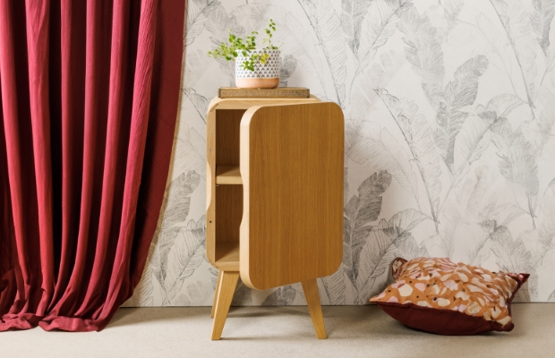 Petit meuble de rangement sur pieds, en bois massif, pour chambre d'hôtel.