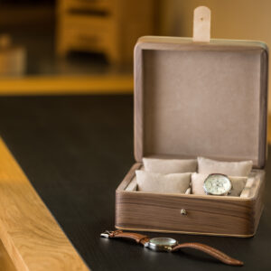 Coffret 4 montres noyer massif vue de loin