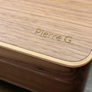 Coffret montres personnalisable en noyer, avec un prénom gravé sur bois.