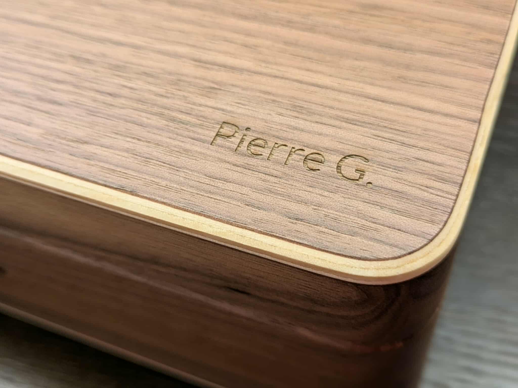 Coffret montres personnalisable en noyer, avec un prénom gravé sur bois.