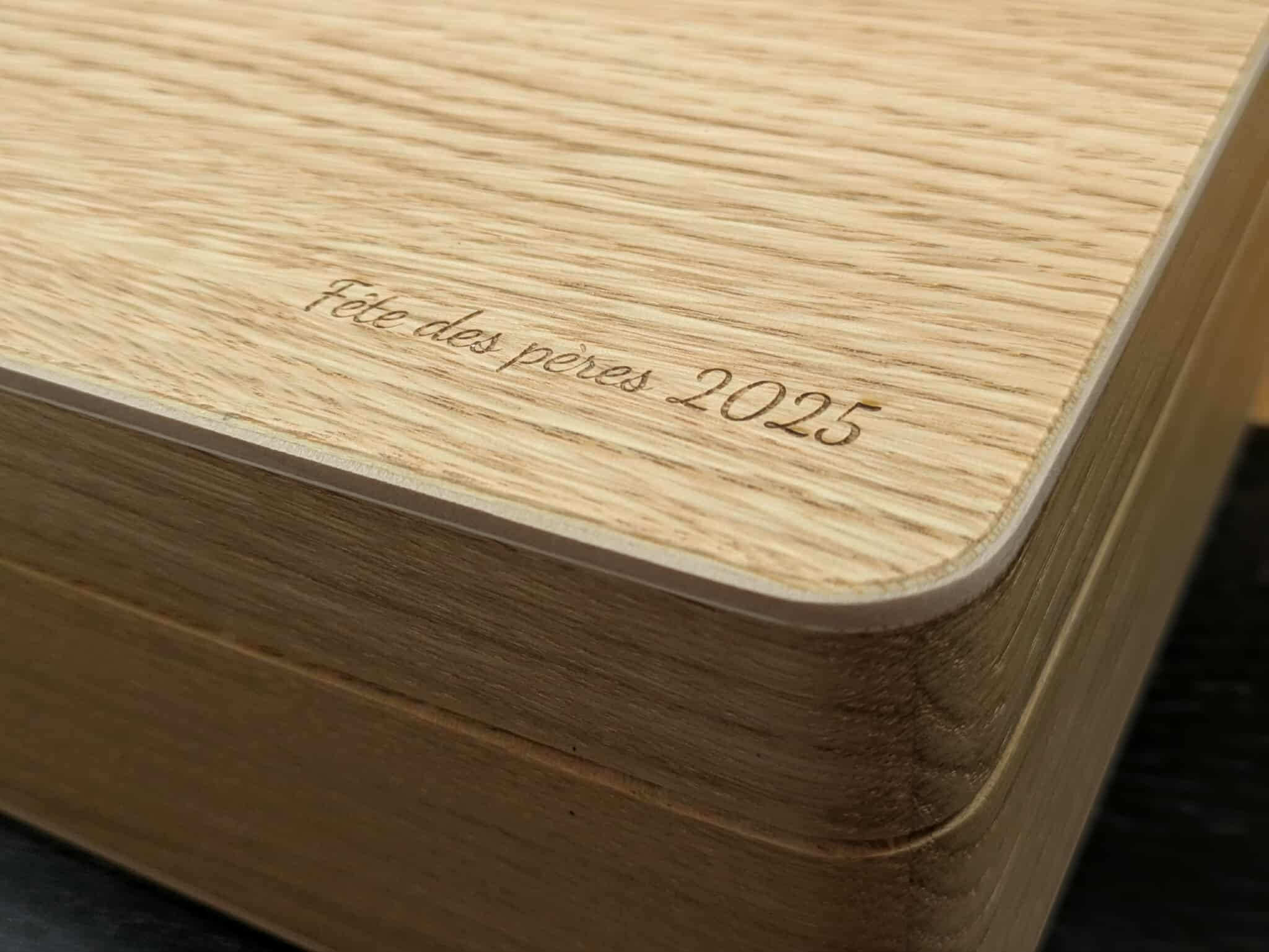 Coffret montres personnalisable en chêne, avec un message pour la Fête des pères.