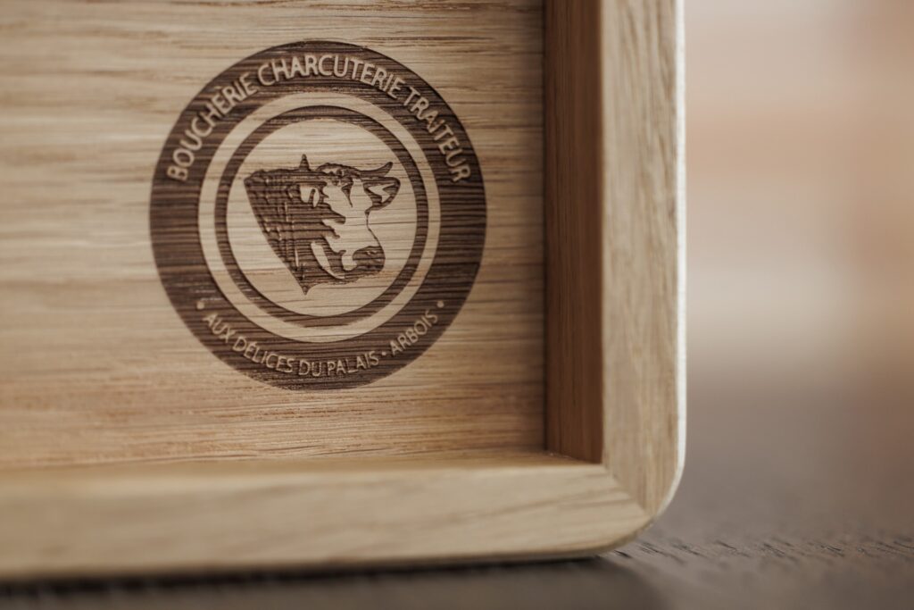 Planche à découper gravée avec logo professionnel